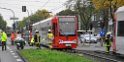 Person unter KVB Bahn Koeln Lindenthal Aachenerstr Universitaetstr P06